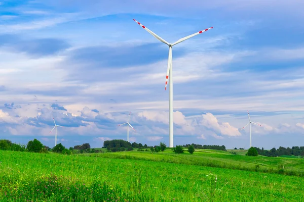 Větrná turbína, obnovitelné zdroje energie. krajina s modrou oblohou. — Stock fotografie