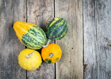 backrounds ahşap bir masaya kabaklar