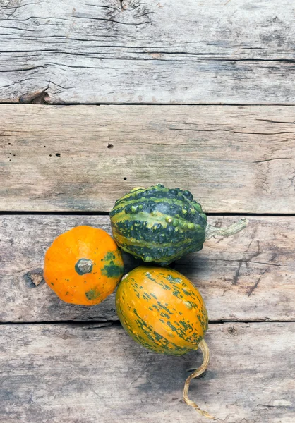 Calabazas sobre una mesa de madera, fondos —  Fotos de Stock