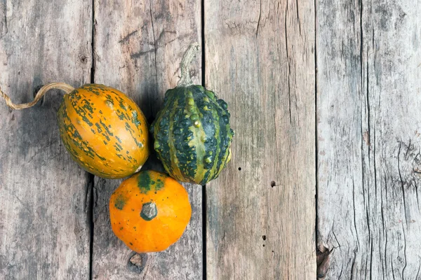 Calabazas sobre una mesa de madera, fondos —  Fotos de Stock