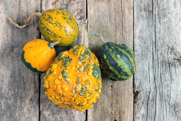 Calabazas sobre una mesa de madera, fondos —  Fotos de Stock