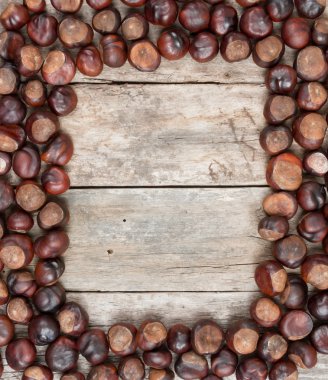 ahşap masa üzerinde kestane ile çerçeve