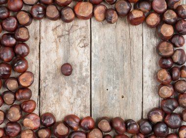 ahşap masa üzerinde kestane ile çerçeve