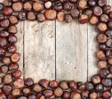 ahşap masa üzerinde kestane ile çerçeve