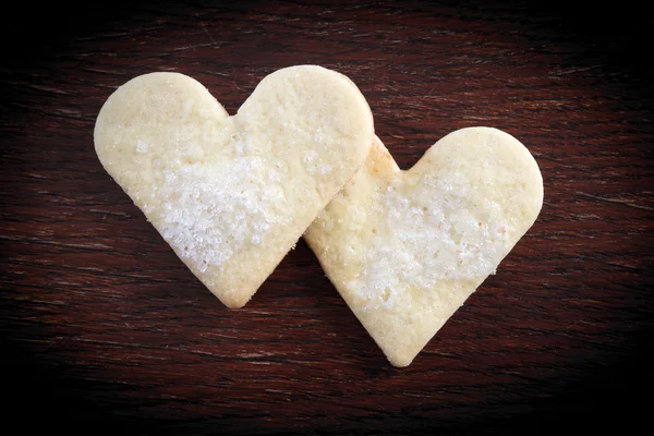 Corazón de las galletas y el fondo de madera . — Foto de Stock