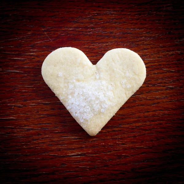 Corazón de las galletas y el fondo de madera . — Foto de Stock