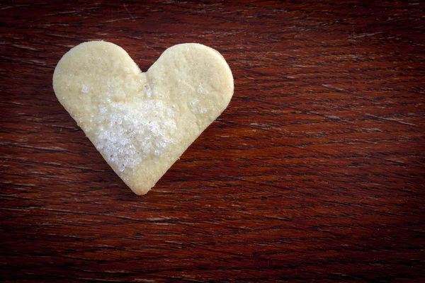 Hart van de cookies en de houten achtergrond. — Stockfoto