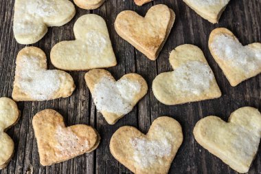 kalp kurabiyeler ve ahşap arka plan.
