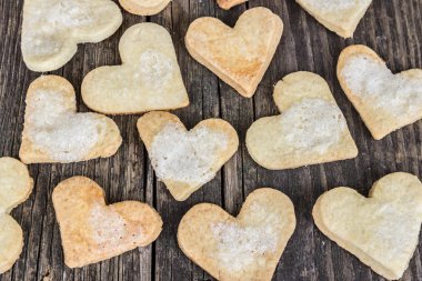 kalp kurabiyeler ve ahşap arka plan.