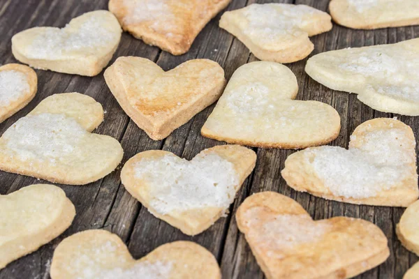 Hjärtat av kakor och trä bakgrund. — Stockfoto