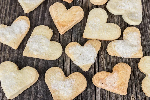 Coração dos biscoitos e o fundo de madeira . — Fotografia de Stock