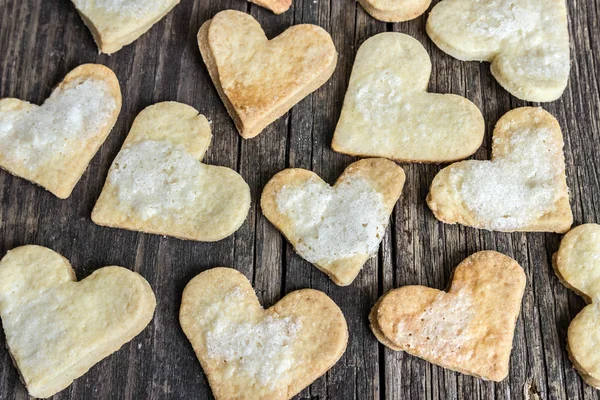 Corazón de las galletas y el fondo de madera . — Foto de Stock