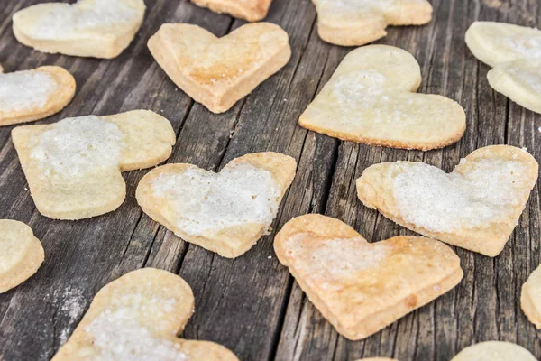 Corazón de las galletas y el fondo de madera . —  Fotos de Stock