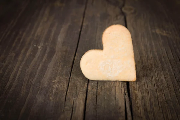 Hjärtat av kakor och trä bakgrund. — Stockfoto