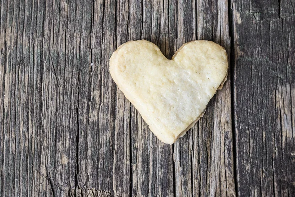 木製の背景とクッキーの心. — ストック写真