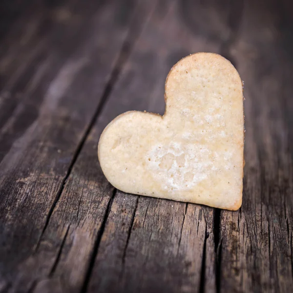 Сердце печенья и деревянный фон . — стоковое фото
