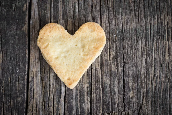 木製の背景とクッキーの心. — ストック写真