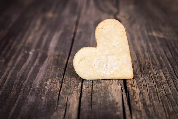 Hart van de cookies en de houten achtergrond. — Stockfoto