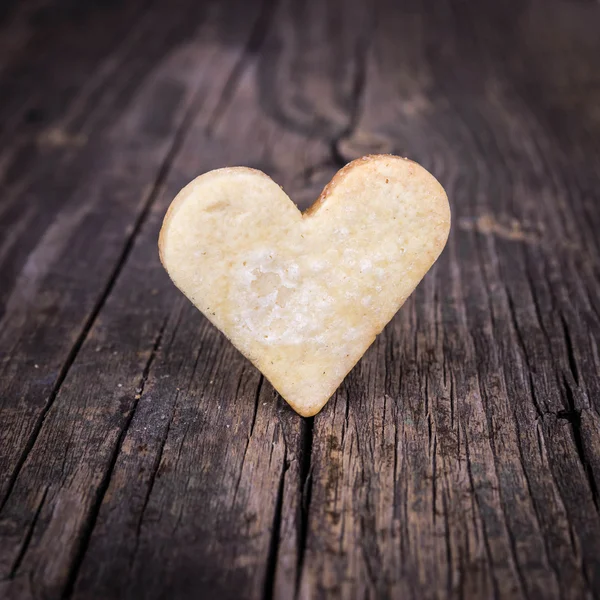 Corazón de las galletas y el fondo de madera . — Foto de Stock