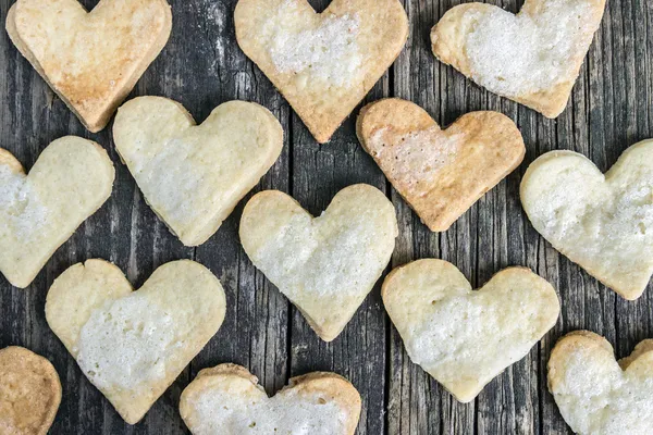 Corazón de las galletas y el fondo de madera . — Foto de Stock