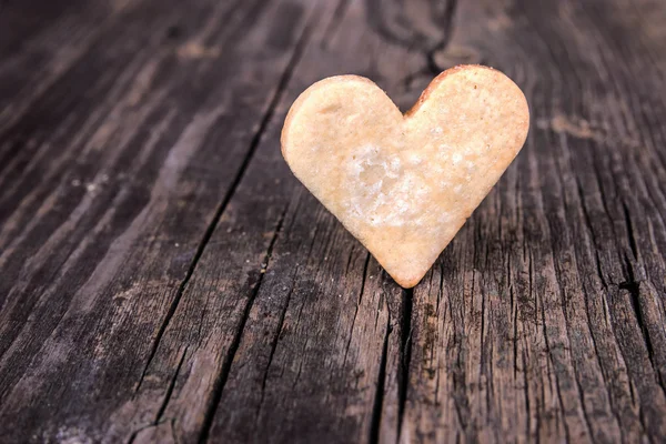 Hjärtat av kakor och trä bakgrund. — Stockfoto