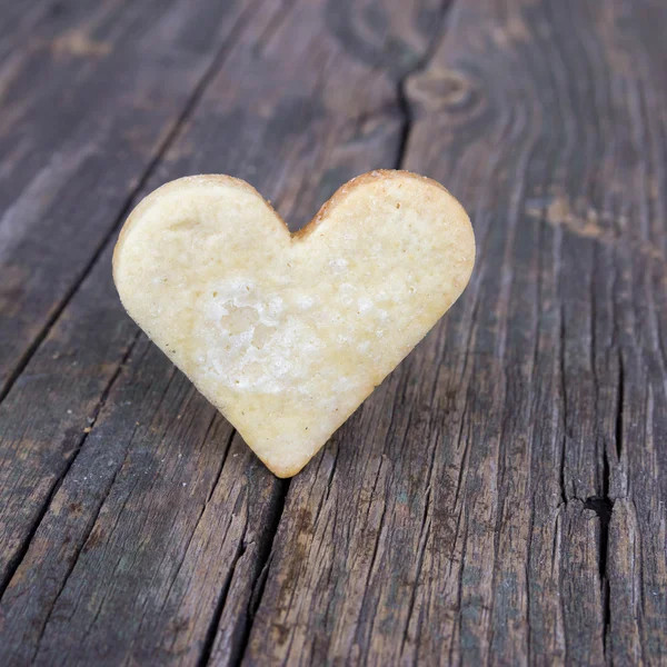 Corazón de las galletas y el fondo de madera . — Foto de Stock