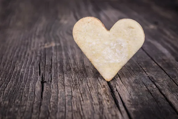 Hart van de cookies en de houten achtergrond. — Stockfoto