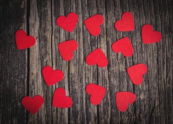 Corazón rojo sobre fondo de madera — Foto de Stock