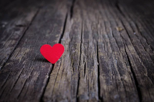 Corazón rojo sobre fondo de madera — Foto de Stock