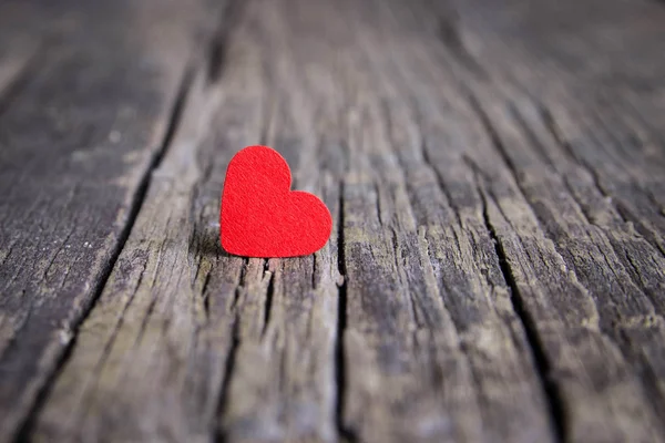Rood hart op houten achtergrond, de dag van Valentijnskaarten. — Stockfoto