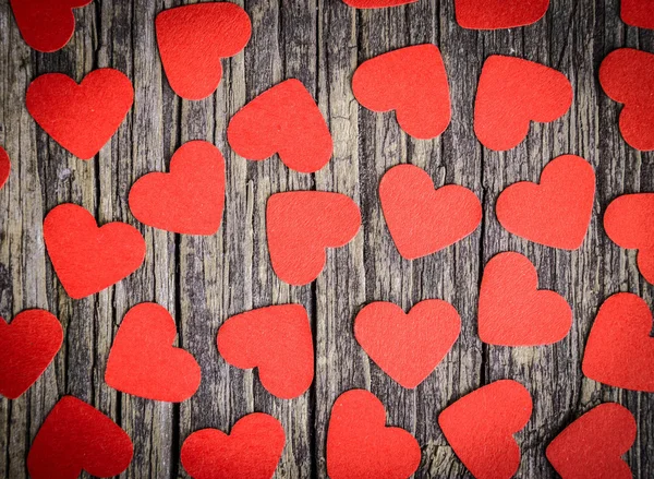 Corazón rojo sobre fondo de madera — Foto de Stock