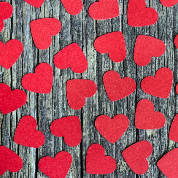 Corazón rojo sobre fondo de madera — Foto de Stock