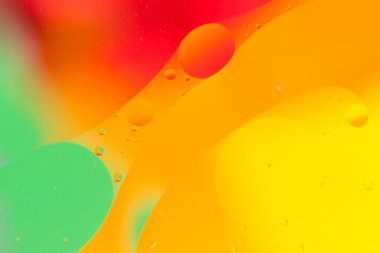 Petrol renkli bir arka plan suya düştü.