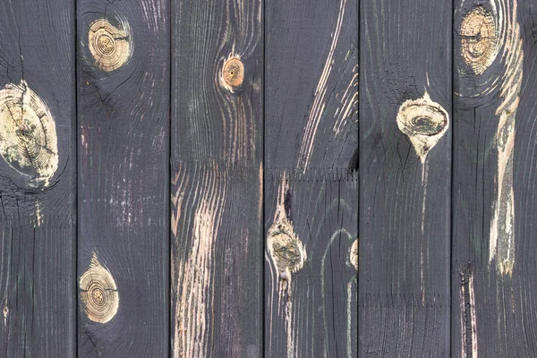 Viejas puertas de madera cerrada con candado oxidado — Fotos de Stock