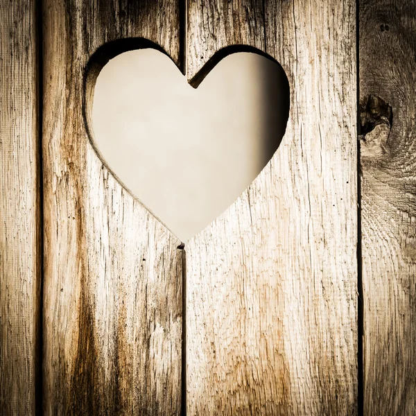 Деревянная дверь с сердцем — стоковое фото