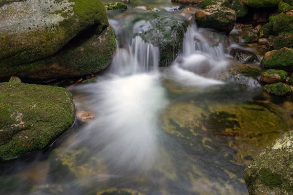 Fluxo Montanha Com Pedras Com Água Limpa — Fotografia de Stock