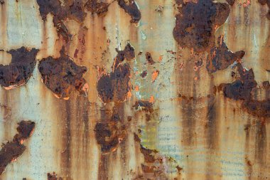 Paslanma ve çatlak izleri olan eski boyanmış metal doku..