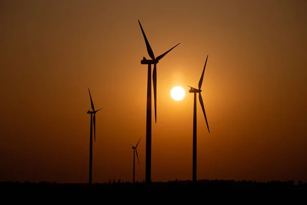 Turbine Eoliche Sullo Sfondo Del Sole Tramonto — Foto Stock