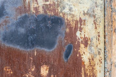 Paslanma ve çatlak izleri olan eski boyanmış metal doku..