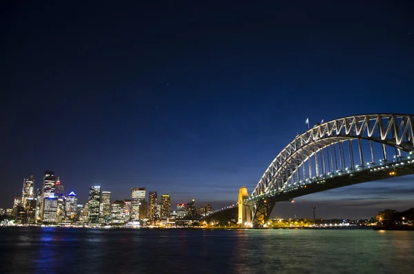 Sydney harbour bridge & staden i skymningen — Stockfoto