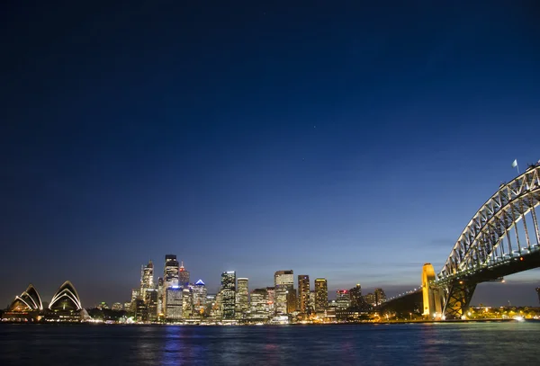 Sydney Harbour Bridge & City au crépuscule — Photo