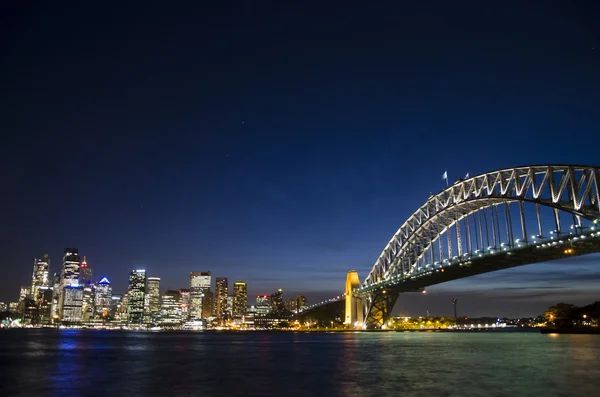 Sydney Harbour Bridge & City au crépuscule Image En Vente