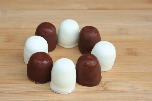 Pequeño helado lleno de besos de chocolate —  Fotos de Stock