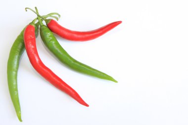 Beyaz masa üzerinde kırmızı ve yeşil biber