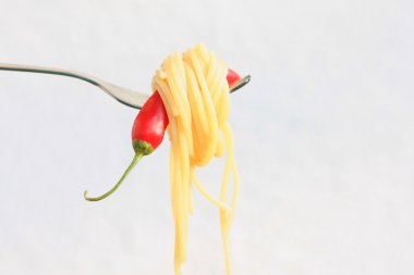 Spagetti ve kırmızı biber biber, çatal tamamladı