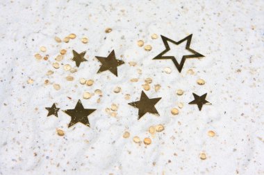 yıldızlar ve beyaz kum üzerinde cam inciler