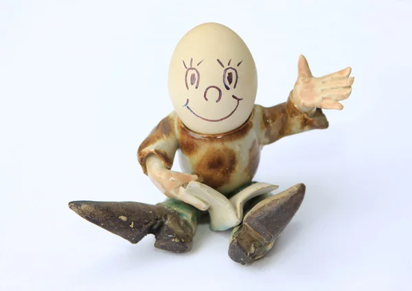 Copa de huevo con un huevo con una cara divertida — Foto de Stock