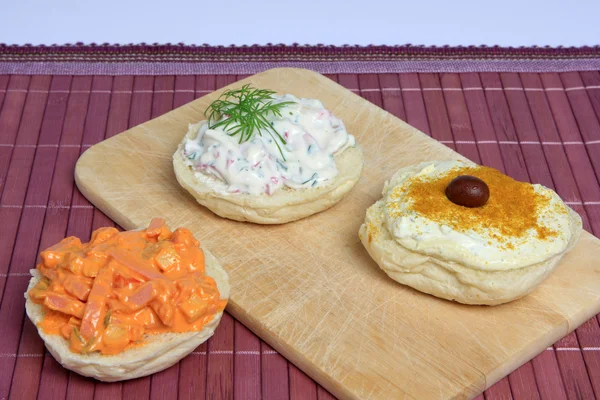 Rotoli di pane con vari spread — Foto Stock