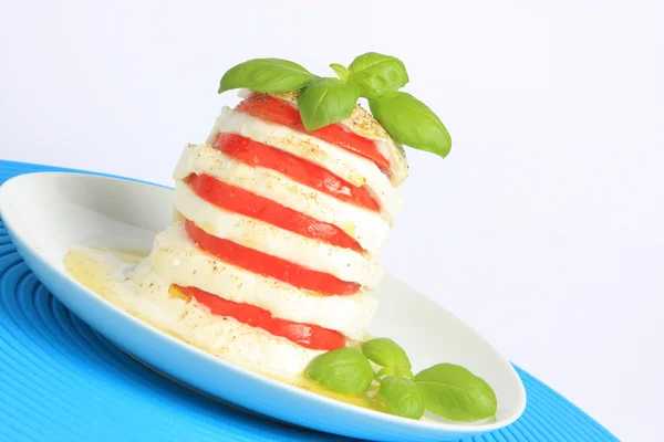 Итальянский салат капрезе, моцарелла и помидоры — стоковое фото