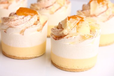 Küçük pasta vanilya ve beyaz çikolata tadında ve portakal jöle